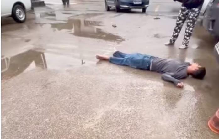  Jovem fica inconsciente após briga em estacionamento na Emílio Checchinato